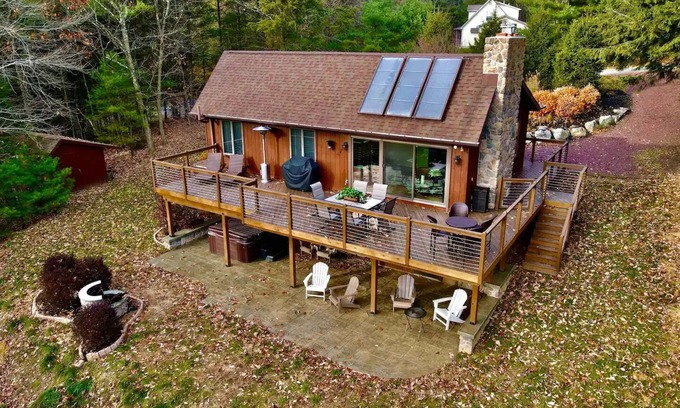 Aquashicola Ski Chalet | Cozy chalet with hot tub and ski resort viewnn
