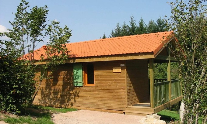 Les Noes Cottage | Cozy Chalet with Terrace in Heart of Les Noës – Ideal for Outdoor Activities