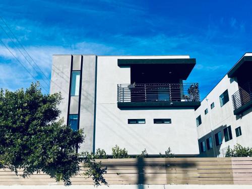 East Hollywood House | Cozy Chamber 3 BR Hollywood Townhouse