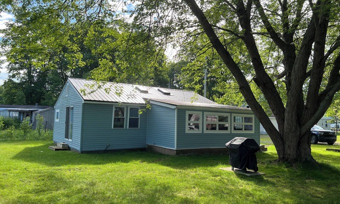 Sandy Creek Cottage | Cozy channel cottage with dock and access to North Sandy Pond.