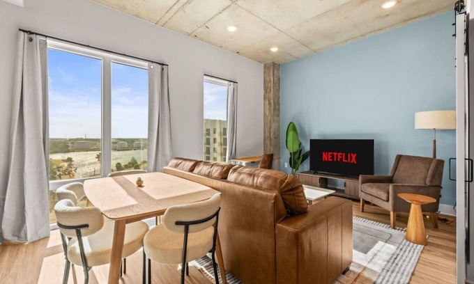 Channel District Apartment | Cozy Channelside 1BR | Near DT | Free Pool & Gym