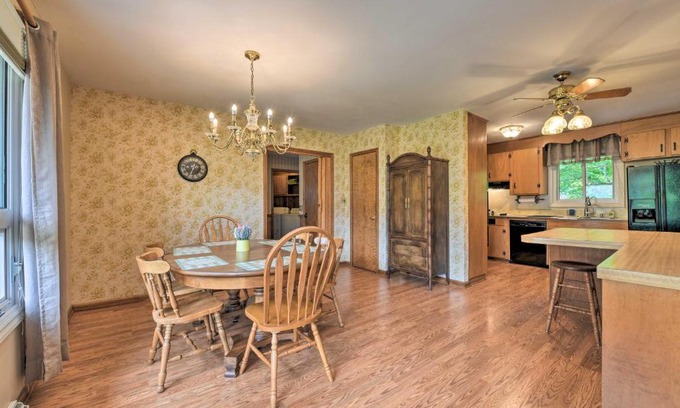 Charlotte House | Cozy Charlotte Retreat with Yard about 5 Mi to Dtwn