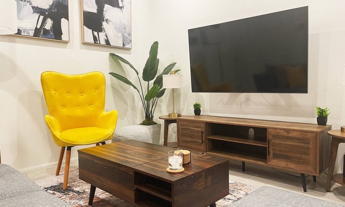 Sovana House | Cozy Charming 3-bedroom home with WiFi, AC close to the Strip and the airport