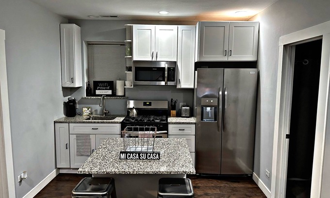 Heart of Chicago Apartment | Cozy Charming Art 🎨 Food🌮 Close to Train 🚉 Parking!