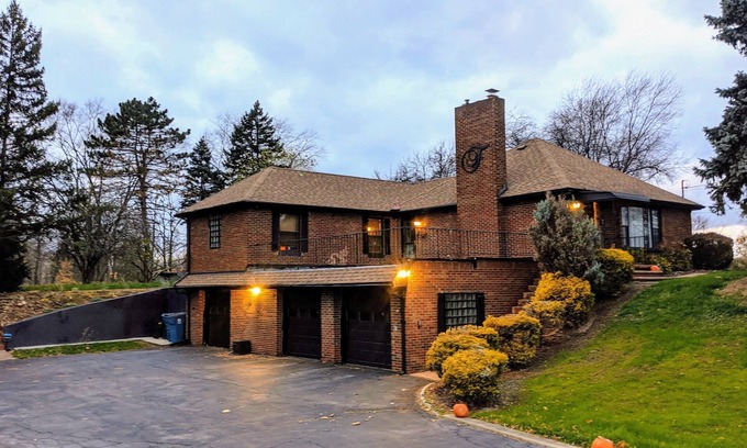 Lorain House | Cozy, Chef-Ready, and Family & Pet Friendly Retreat!