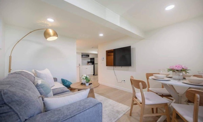 Wallingford House | Cozy& Chic 1BR 1BA Lower Unit Near Lake Union