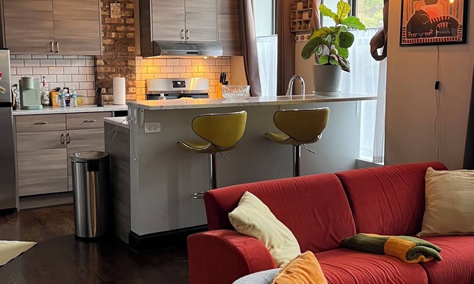Pilsen Apartment | Cozy & Chic 2BR Loft on 18th St in Chicago
