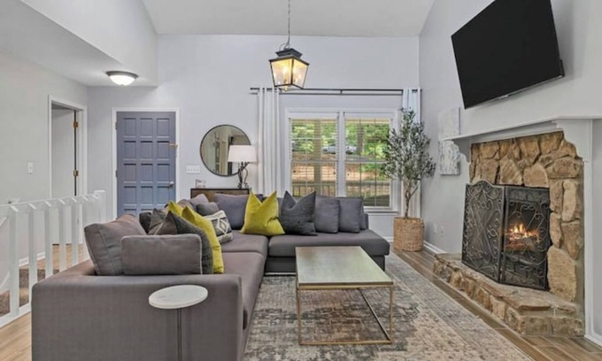 Woodstock House | Cozy Chic Dtwn Woodstock