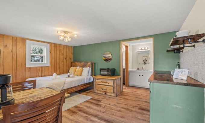 Canadensis Cabin | Cozy & Chic Pocono Cabin | Firepits | Pickleball