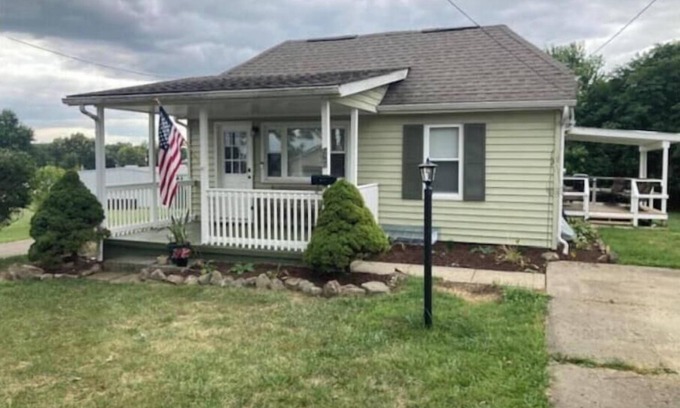 Newark Cottage | Cozy city cottage, one floor, covered porches, quiet neighborhood
