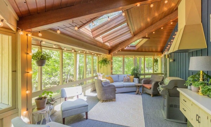 Appleton House | Cozy City Retreat - Sleeps 8