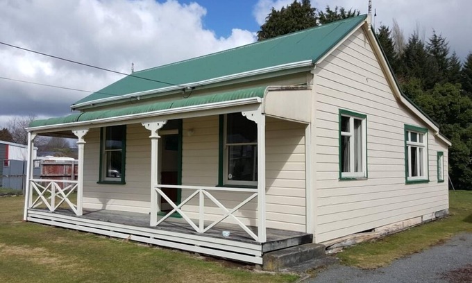 Raetihi House | Cozy Classic Holiday Cottage