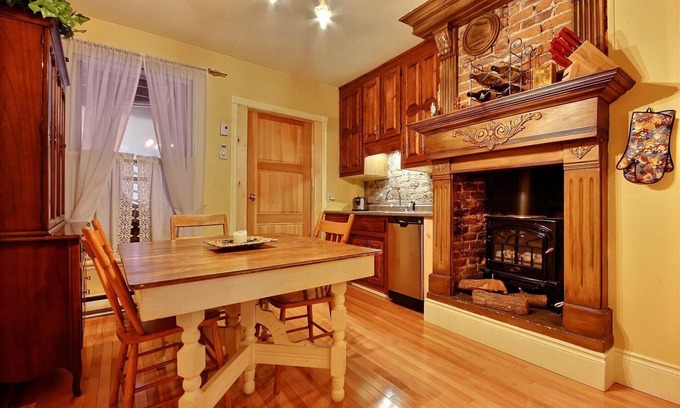 Saint-Jean-Baptiste Apartment | Cozy, classy, central