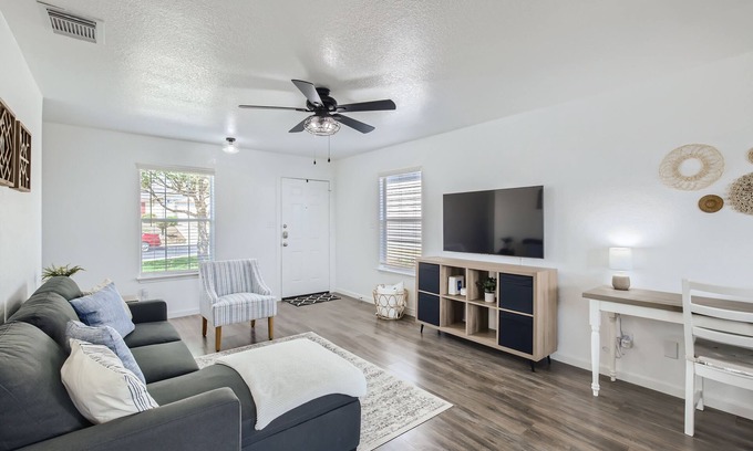 San Antonio House | Cozy & Clean 2BR w/views Lackland BMT Riverwalkn