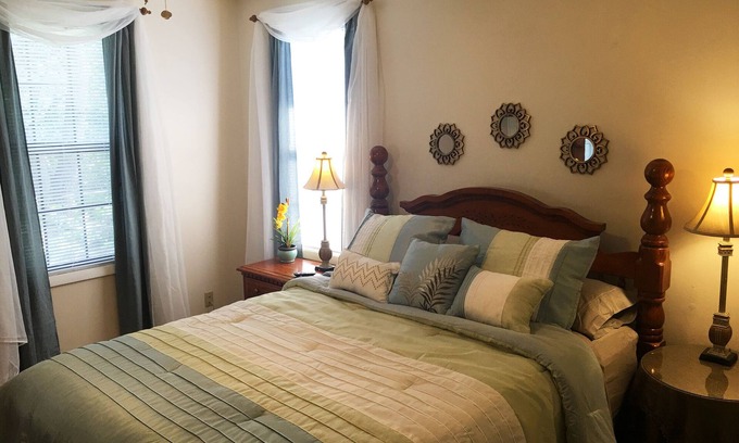 Sunset View House | Cozy, Clean, Award Winning Private Home near Opryland Hotel & Grand Ole Opry