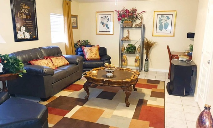 Central Southwest House | Cozy Clean home NRG/SaberCats Stadium/Beltway 8