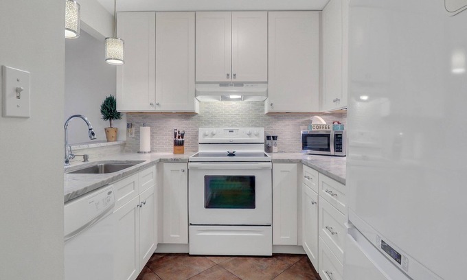Kayton - Frazier Area Cottage | Cozy & Clean, Pet Friendly Belvedere Cottage, 2 blocks to Forsyth Park.