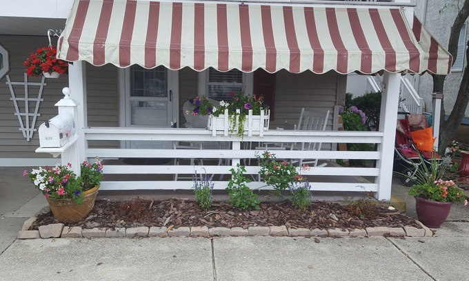 North End Apartment | Cozy clean three bedroom beach block apartment