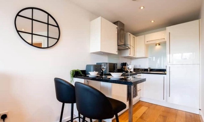 Ealing Apartment | Cozy & Clean | with Gym Bike & Smart Tv
