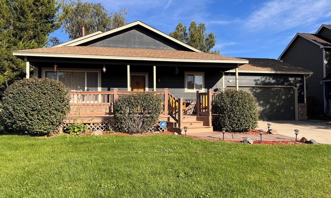 Frederick House | Cozy CO Casa: Eco & Pet Friendly—Sleeps up to 9, Remote Work Hub, Rec Center