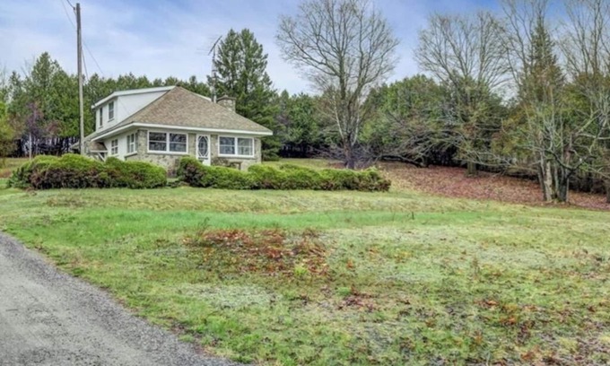 Algonquin Highlands House | Cozy Coach house in the country with a propane fireplace - Monthly