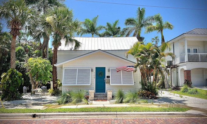 Historic District House | Cozy Coastal Bungalow with Private Oasis Patio in Downtown Historic Punta Gorda