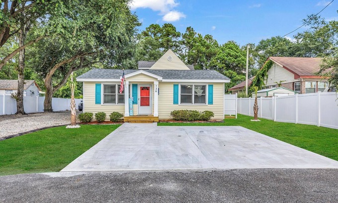 Garden City House | Cozy Coastal Cottage with outdoor shower, Pet-Friendly!