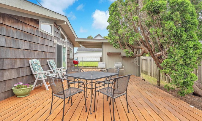 Seaside House | Cozy Coastal Home Close to Beach with Large Deck