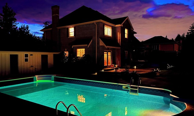 Surrey House | Cozy Coastal Retreat with Private Pool -5 min to the beach White Rock