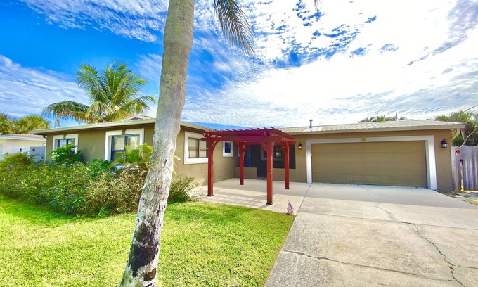 South Patrick Shores House | COZY COASTAL SATELLIE BEACH HOUSE WITH POOL, PING PONG, BIKES, PADDLEBOARD