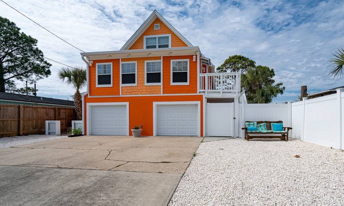 Holiday Beach House | Cozy coastal home with washer/dryer, Wifi, and close to beach