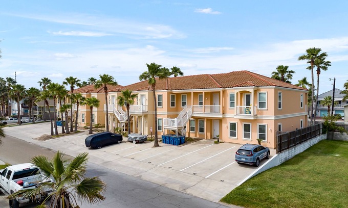 South Padre Island Condo | Cozy Coastal Condo with Pool - 1/2 Block to Beach!