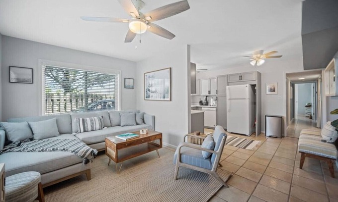 Wrightsville Beach Condo | Cozy Coastal Getaway - Steps to Beach