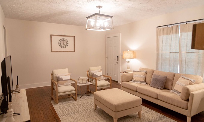 Knoxville Apartment | Cozy Cocktails at Mimosa Ave. - Apartment near downtown Knoxville area!