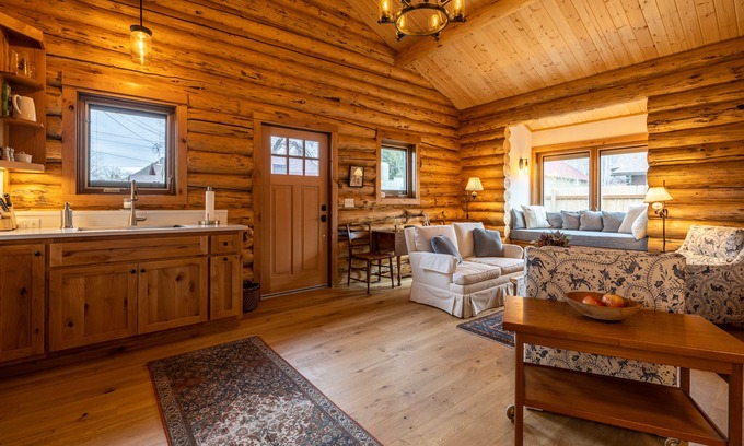 Cody House | Cozy Cody Cottage located in the heart of downtown Cody!