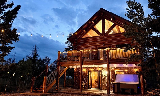Stagetop Cabin | Cozy Colorado Cabin - Hot Tub + Dog-run + Views!