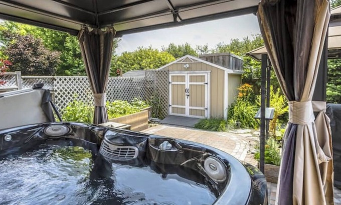 Midland House | Cozy Comfort by the Bay w/Jacuzzi