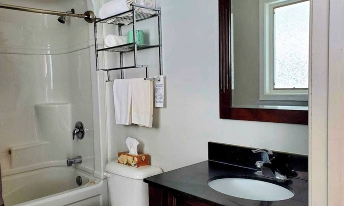 Wiarton Apartment | Cozy Comfort Double Room 09 – Peninsula Motel, Minutes from Wiarton Waterfront