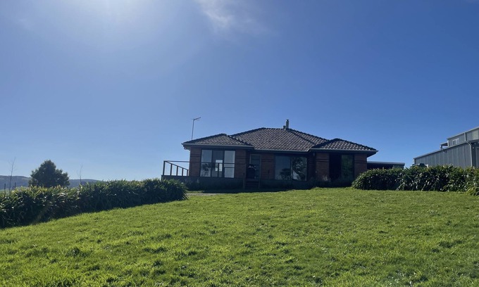 Mount Eccles House | Cozy comfort, spectacular view, central South Gippsland location! Sleeps 12!n
