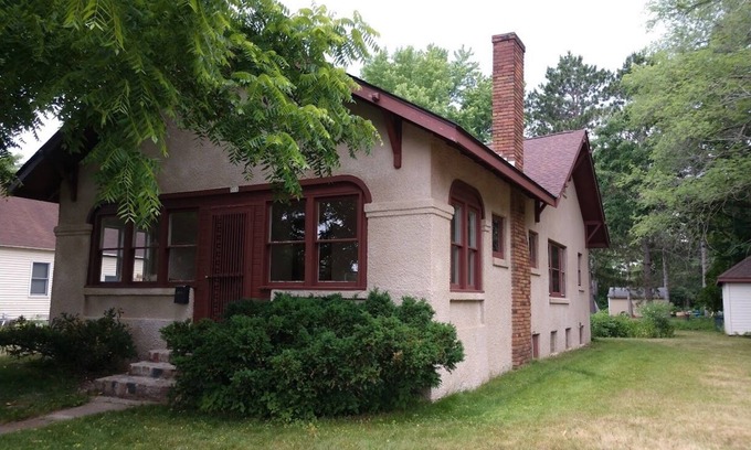 Amery House | Cozy, comfortable bungalow for your visit to Amery.