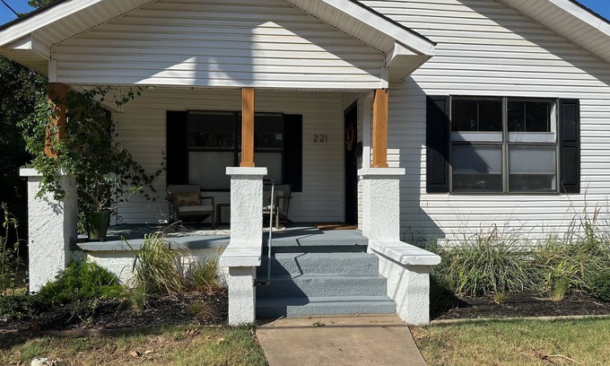 La Grange Cottage | Cozy & Comfortable Cottage just minutes off the La Grange Square. Pet Friendly.