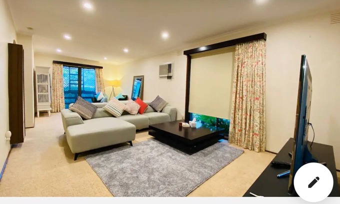 Mill Park House | Cozy comfy green house