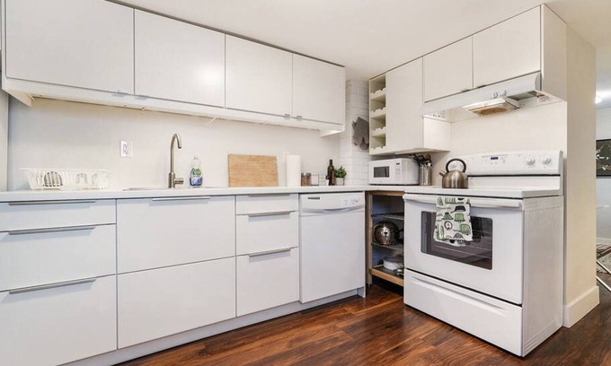 Hastings House | Cozy Commercial Drive Suite