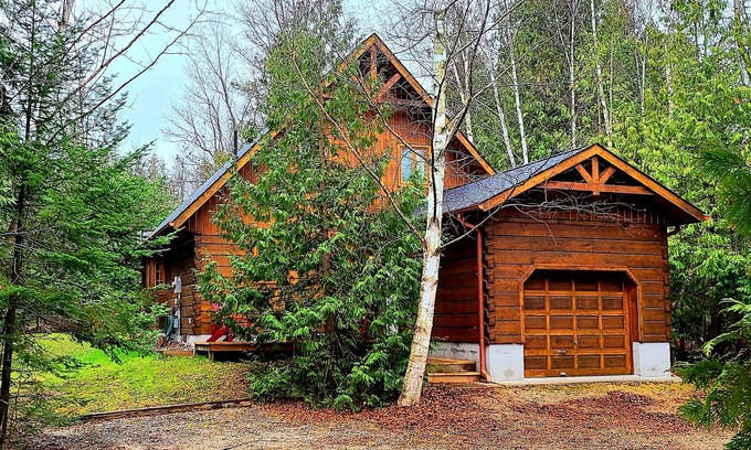 The Blue Mountains Cabin | Cozy Confederation Log Home. Georgian Bay Living! Close to everything!