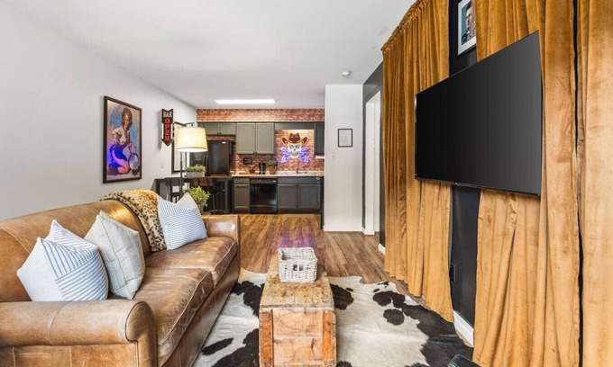 Music Row Condo | Cozy Condo by Music Row - Walk to Restaurants, Bars & Music
