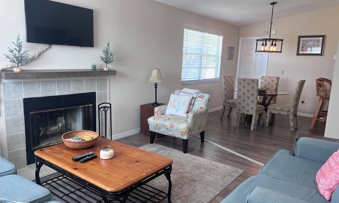 Bayshore Gardens Condo | Cozy Condo close to IMG, SCF and beaches