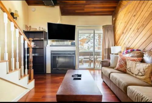 Mammoth Lakes Apartment | Cozy Condo in Mammoth with 2 parking spots! Ski,Snowboard, Ice skate!