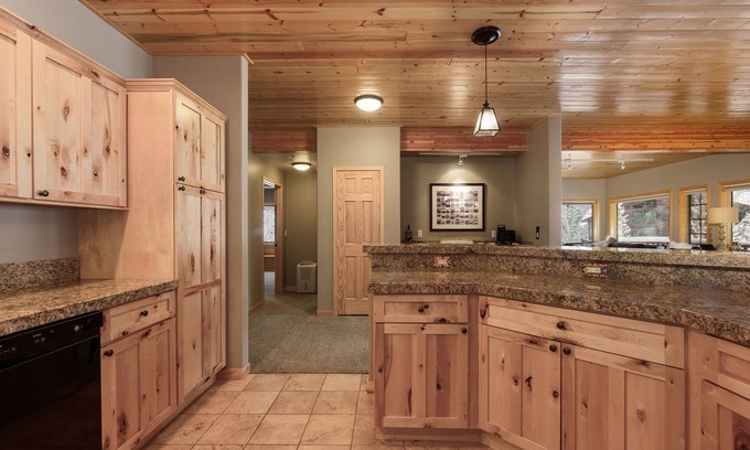 Old Town Condo | Cozy Condo less than 5 min Shuttle to Gondola