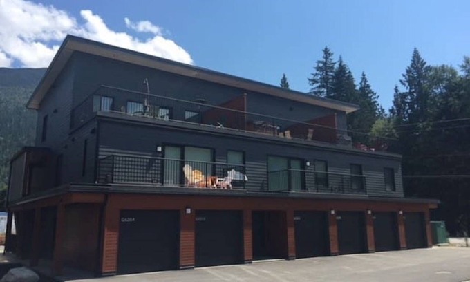 Revelstoke Condo | Cozy Condo minutes from RMR & Soon Cabot Pacific Golf