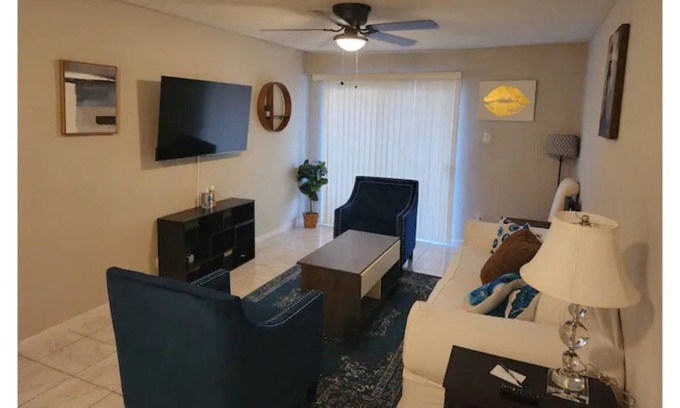 South Main Condo | Cozy condo near NRG stadium and Texas Medical Center